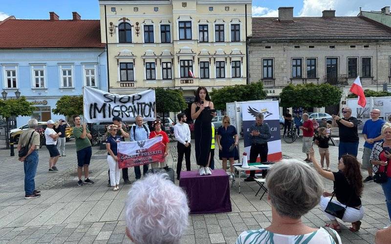 Gorąca manifestacja w centrum Oświęcimia! Mieszkańcy wyszli na ulice w sprawie nielegalnej imigracji – zobacz, co się działo!