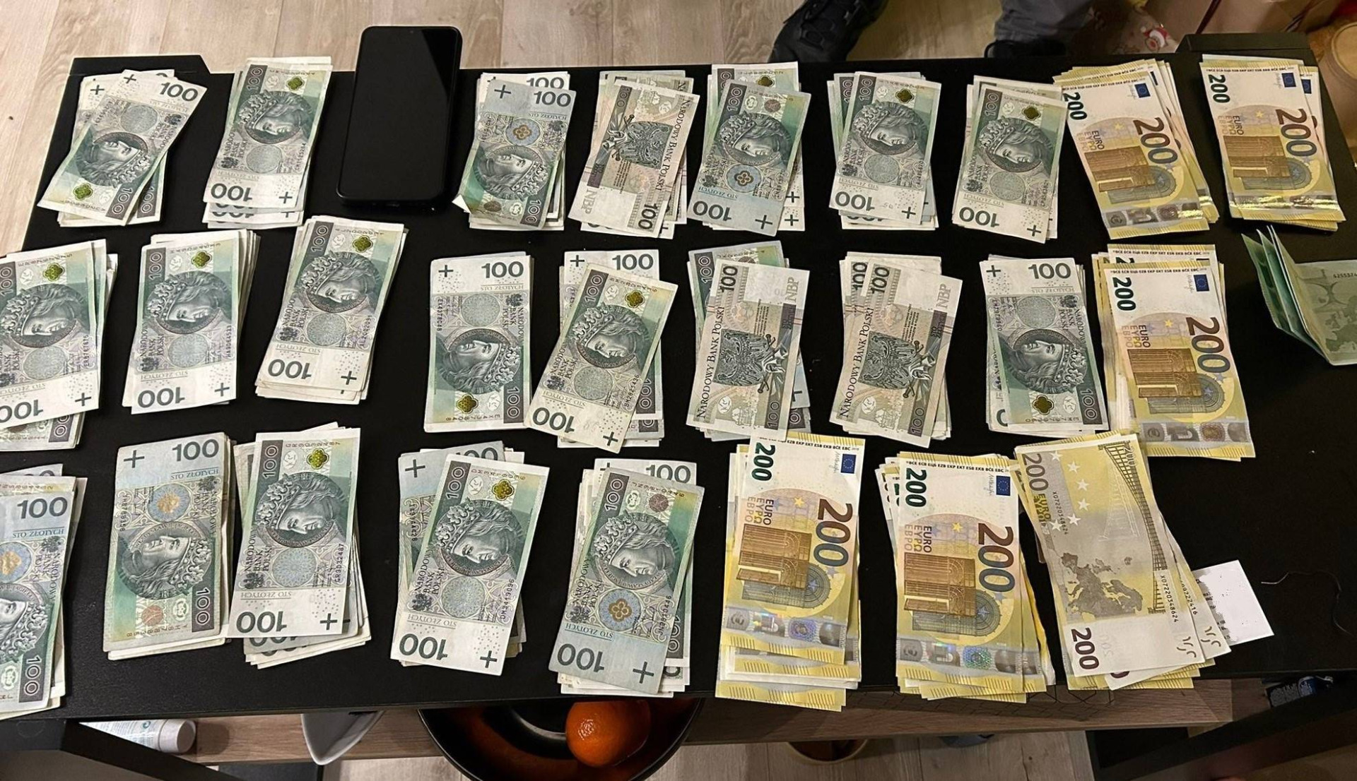 Chełmek: Oszuści wyłudzili od seniorów 80 tys. zł! Policja ostrzega – nie daj się nabrać „na policjanta”!