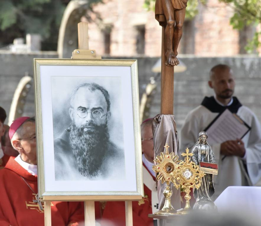 Oddał życie za drugiego człowieka – historia św. Maksymiliana Kolbego, która wstrząsa do dziś