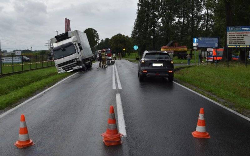 Dramatyczny wypadek we Włosienicy! Ciężarówka staranowała osobówki – jedna osoba w szpitalu