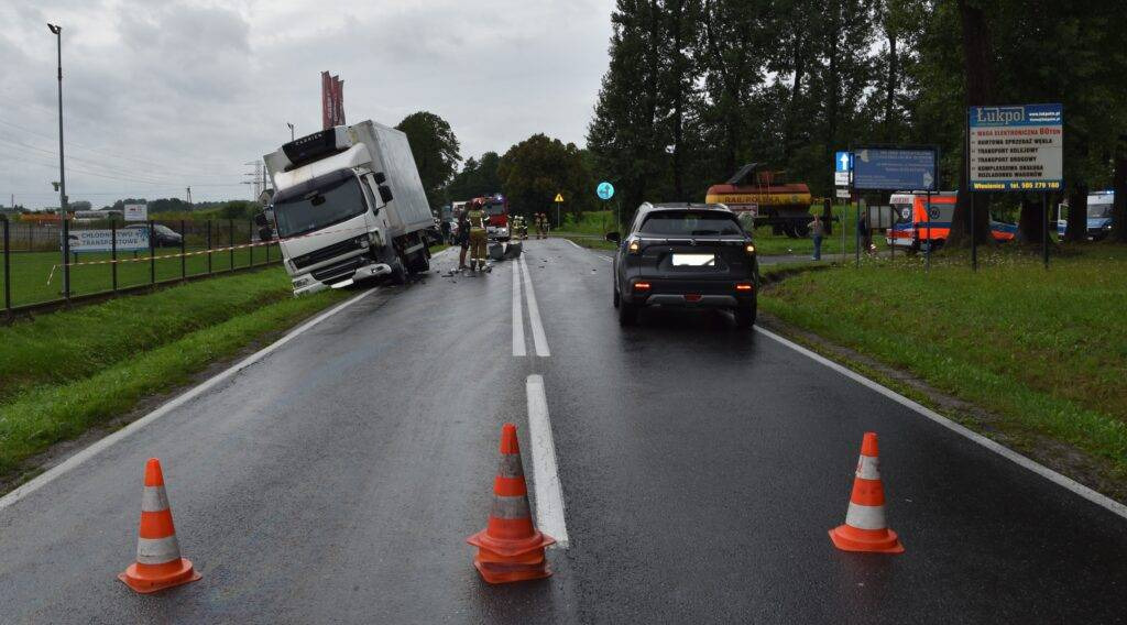 Dramatyczny wypadek we Włosienicy! Ciężarówka staranowała osobówki – jedna osoba w szpitalu