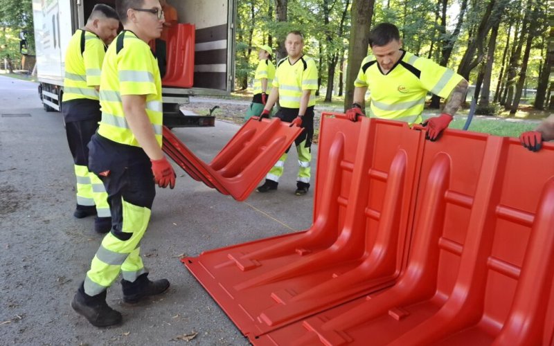 Nowe bariery przeciwpowodziowe w Oświęcimiu. Miasto testuje mobilne zabezpieczenia bulwarów