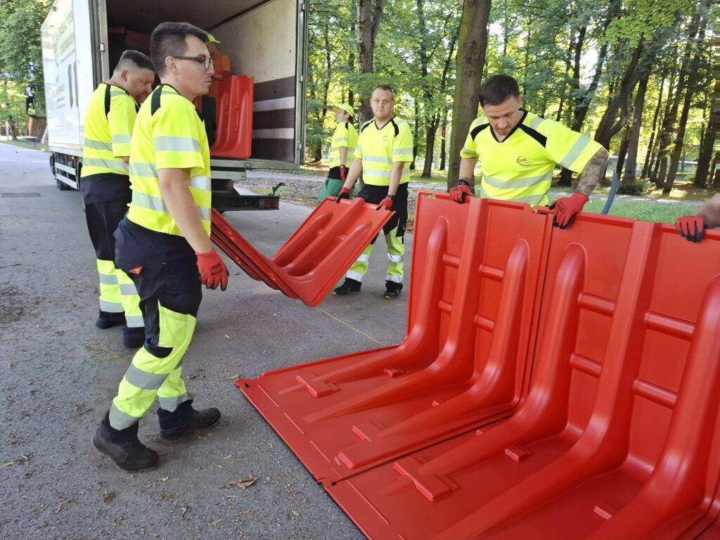 Nowe bariery przeciwpowodziowe w Oświęcimiu. Miasto testuje mobilne zabezpieczenia bulwarów