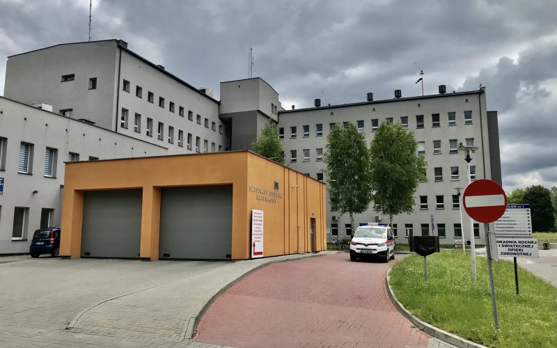 Agresywny pacjent z Chełmka zdemolował sprzęt i zaatakował ratowników na SOR-ze