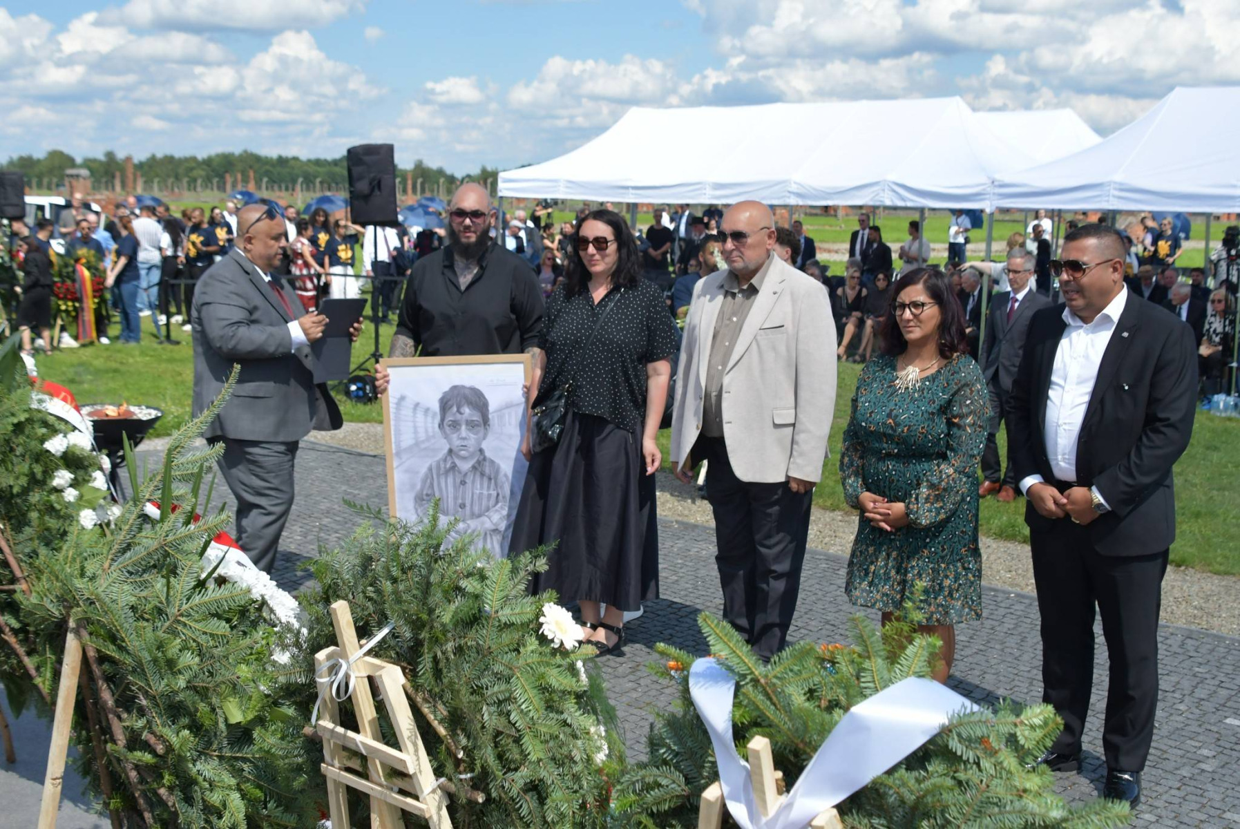 81 lat temu Niemcy zamordowali 4,3 tys. Romów w Auschwitz. Rocznica Zagłady Sinti i Romów