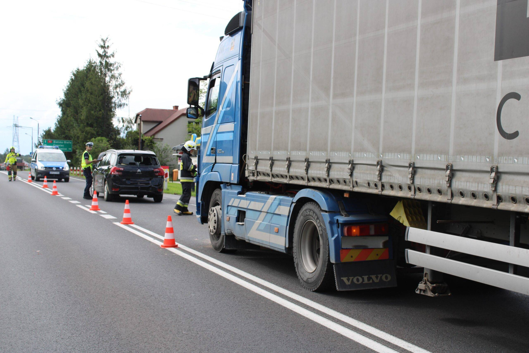 W Bulowicach ciężarówka staranowała osobówkę – do szpitala trafiło dziecko!