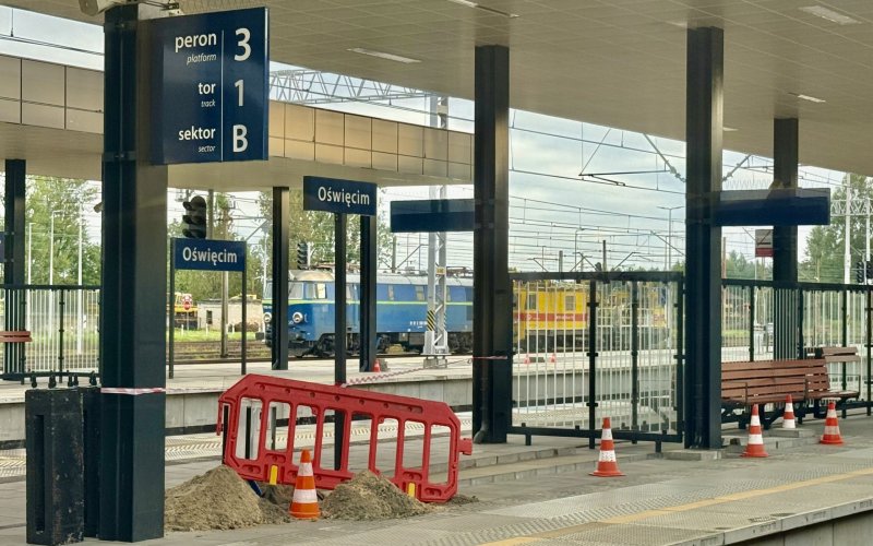 Nowoczesne ekrany na peronach! Trwa montaż systemu informacji pasażerskiej na stacji Oświęcim