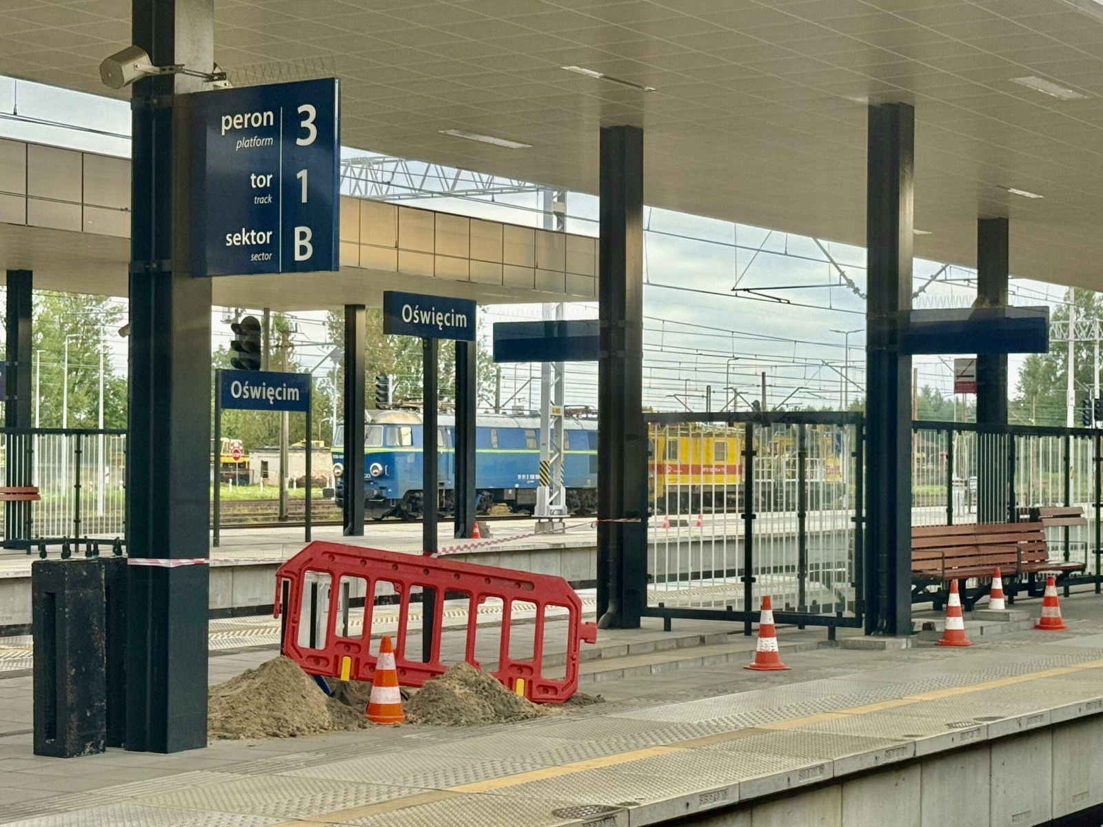 Nowoczesne ekrany na peronach! Trwa montaż systemu informacji pasażerskiej na stacji Oświęcim