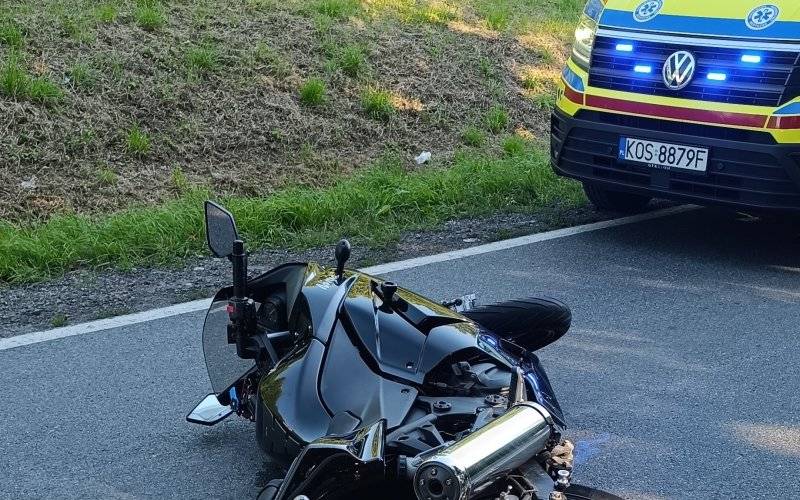 Groźny manewr motocyklisty w Grojcu! Motocykl zsunął się pod nadjeżdżające auto