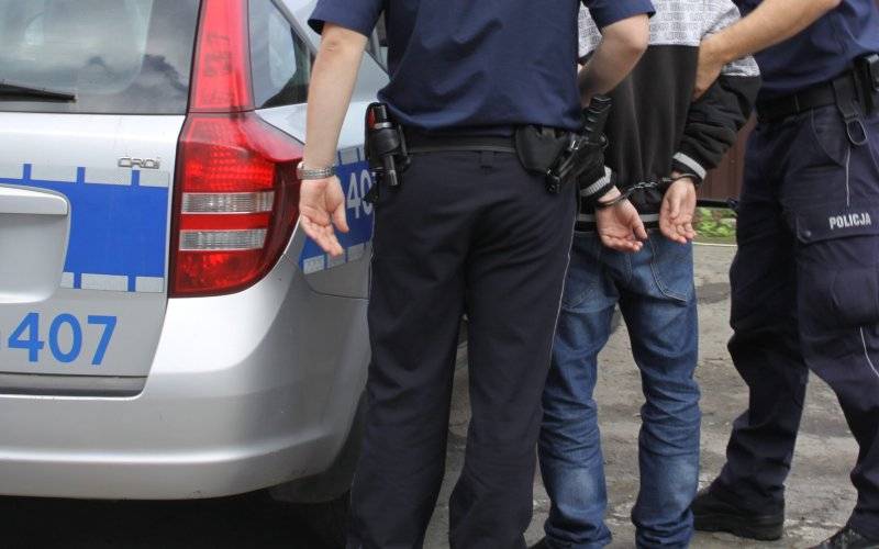 Agresor zatrzymany na osiedlu Chemików w Oświęcimiu. Groził ekspedientkom i kradł w sklepach