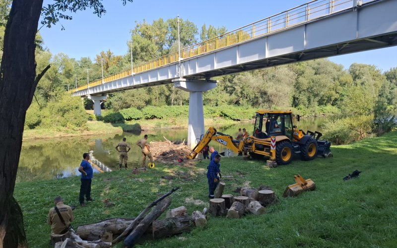 Zator pod kładką w Oświęcimiu usunięty – strażacy i Wody Polskie razem w akcji po ulewach