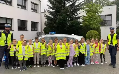 Trwa akcja „Bezpieczna droga do szkoły”: Policyjne kontrole i prelekcje dla najmłodszych uczniów