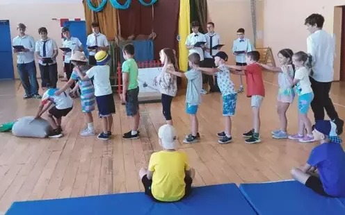 Starsi koledzy – młodszym: „RZEPKA” - J. Tuwima w autorskim przekładzie klas VIII ze Szkoły Podstawowej w Bielanach