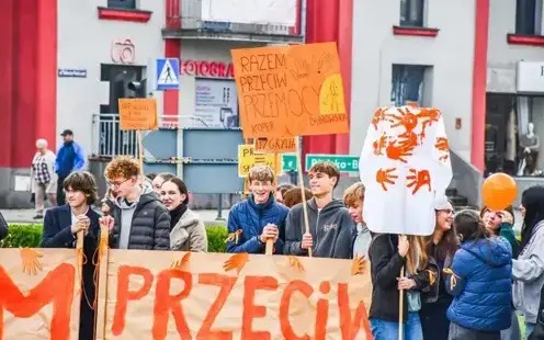 Tydzień o Przeciwdziałaniu Przemocy Rówieśniczej w kęckich szkołach - happening na kęckim Rynku