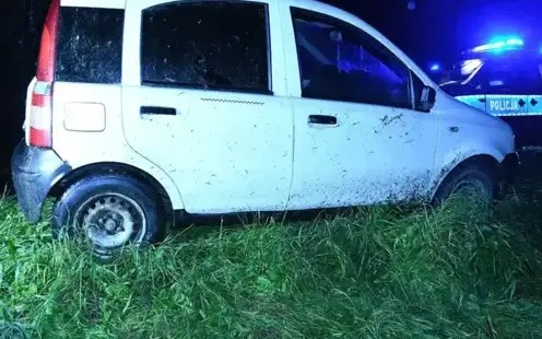 Trwają poszukiwania kierowcy, który porzucił fiata pandę w Bulowicach