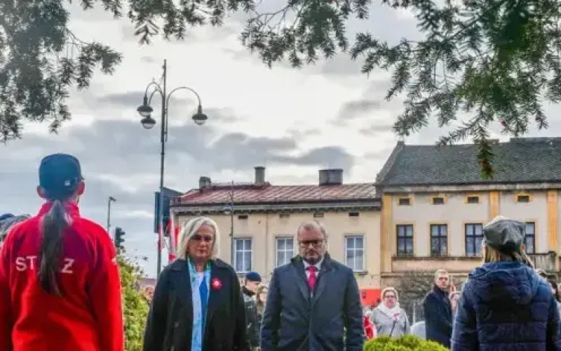 Uroczyste obchody Święta Niepodległości na kęckim Rynku