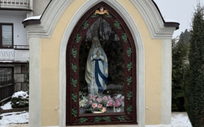 Konserwacja murowanej kapliczki z figurą Madonny w Kętach zakończona