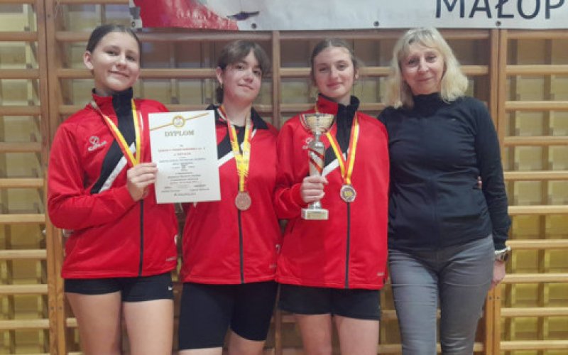 Brązowy medal dla SP nr 2 w Kętach w drużynowym badmintonie!