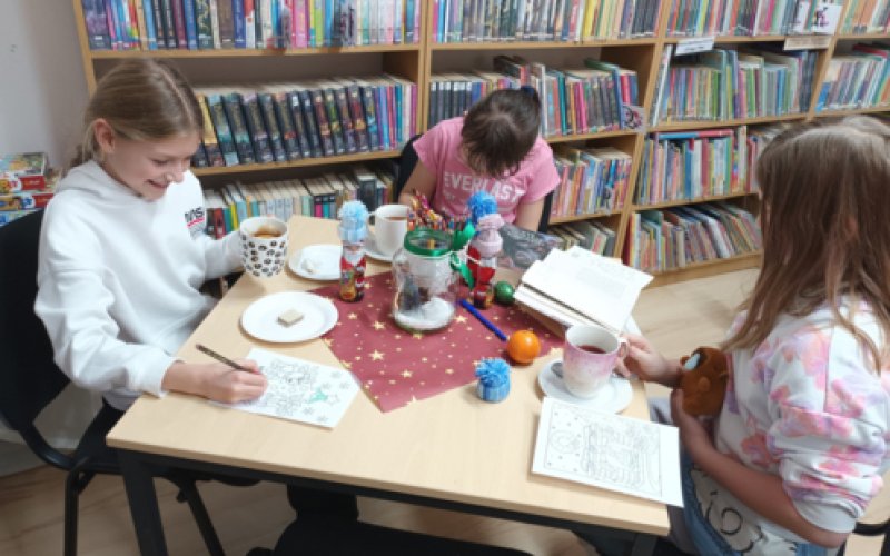 Świąteczna kawiarenka w filii w Łękach