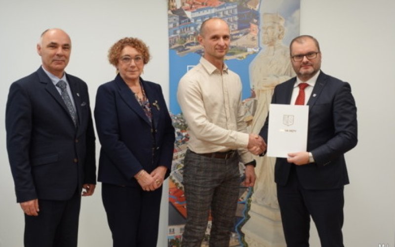 Podpisanie umowy na przebudowę boiska wielofunkcyjnego przy SP nr 2 ul. Wyspiańskiego 1 w Kętach