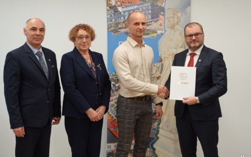 Podpisanie umowy na przebudowę boiska wielofunkcyjnego przy SP nr 2 ul. Wyspiańskiego 1 w Kętach