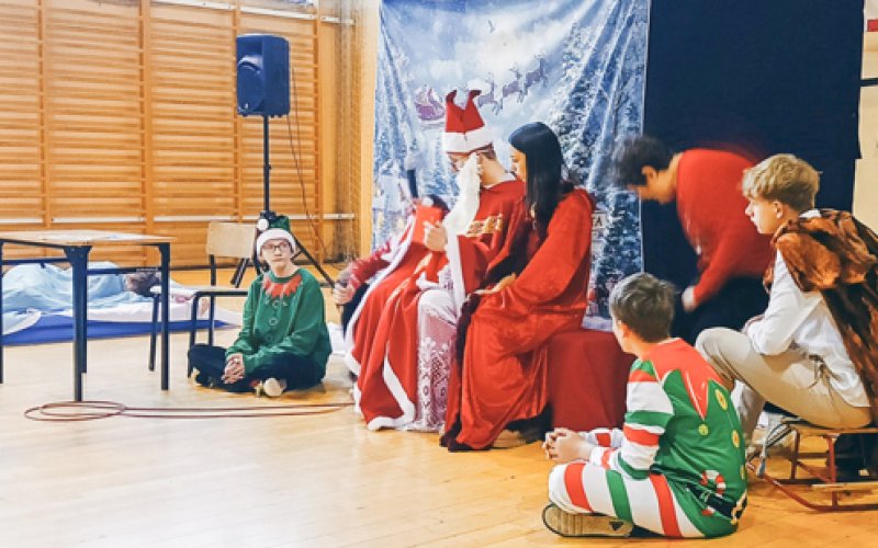 Starsi koledzy – młodszym: przedstawienie świąteczne z okazji Bożego Narodzenia w wykonaniu wolontariuszy z klas 8a i 8b