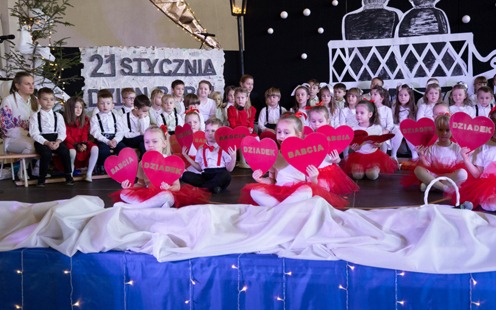 „Miłość w sercu zapisana” – Dzień Babci i Dziadka w Zespole Szkolno-Przedszkolnym w Witkowicach