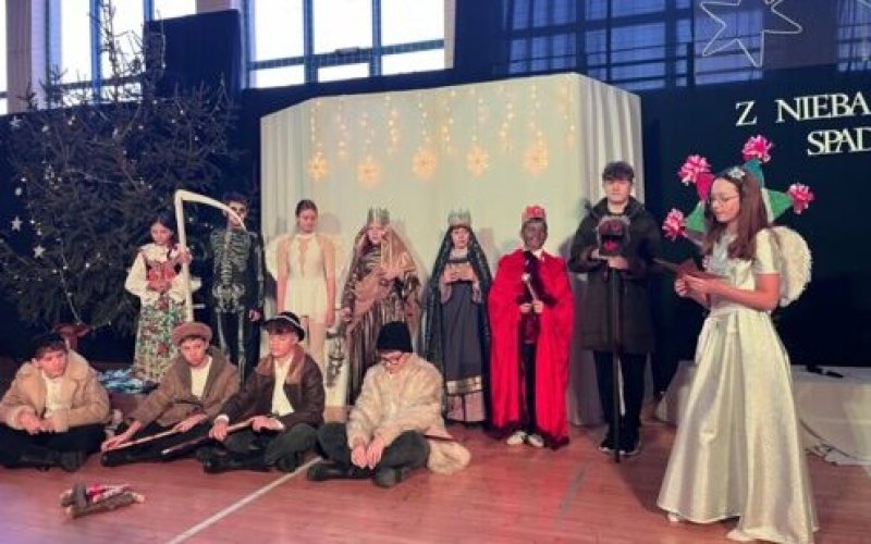 "Z nieba spadła..." - jasełka w Szkole Podstawowej w Bielanach