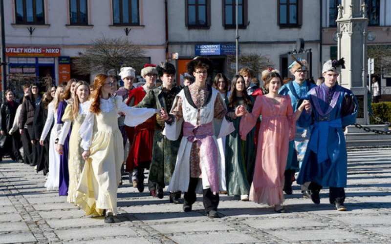 Wyspian zatańczył poloneza na kęckim rynku!