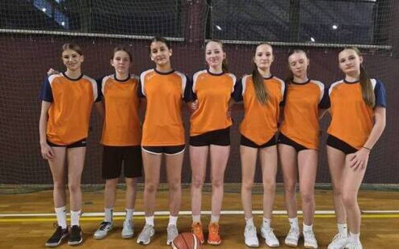 Brązowy medal powiatowych zawodów w koszykówkę dla uczennic z Malca!