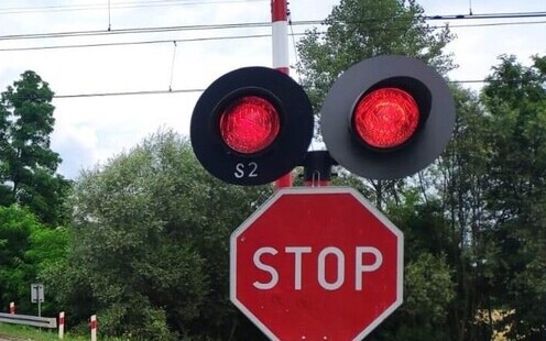 Niebezpieczny incydent na przejeździe kolejowym w Kętach