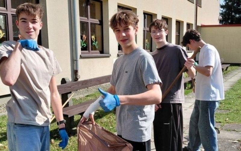 Porządki wiosenne przy ZSP nr 3 Kęty Podlesie czas zacząć!