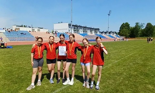 Drużyna dziewcząt ze SP nr 2 w Kętach z brązowym medalem Małopolskich Igrzysk Dzieci w Trójboju Lekkoatletycznym