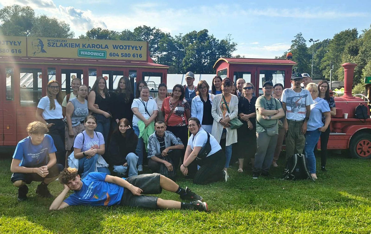 Młodzieżowa Drużyna Wolontariatu z Kęt w Mini Zoo w Inwałdzie