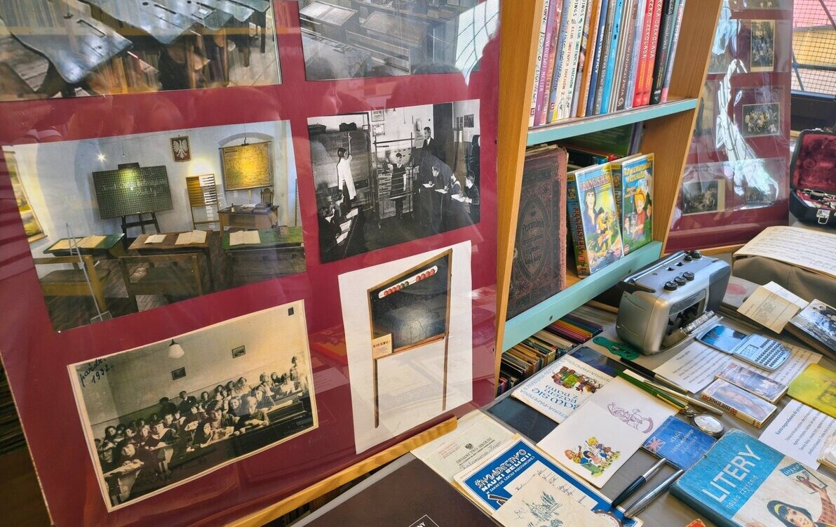 Jak wyglądała szkoła naszych dziadków i rodziców? - wystawa w bibliotece Szkoły Podstawowej im. gen. Wł. Sikorskiego w Nowej Wsi