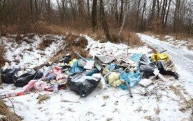 Śmieci miały zniknąć, a uprzątnięto tylko jedną stertę. O co tu chodzi?