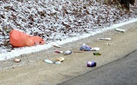 Ostrzegamy - za wyrzucanie śmieci w miejscach niedozwolonych grożą wysokie kary pieniężne!