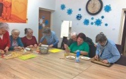 Seniorzy zapraszają dzieci na wspólne zajęcia. Mają niespodziankę!