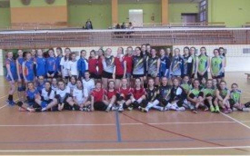 Gminna Gimnazjada w Piłce Siatkowej Dziewcząt. Awans Dwójki do powiatowych rozgrywek