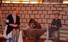 "Żyć, mimo wszystko"- uczniowie kęckiej Trójki zapraszają na spektakl