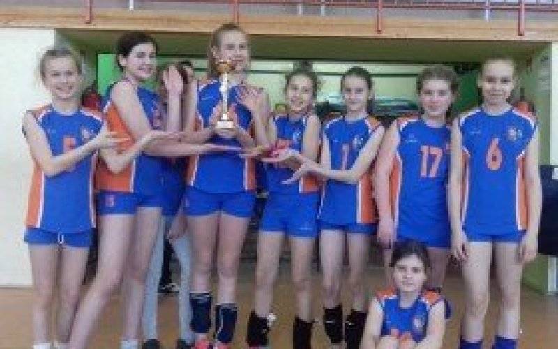 Młode siatkarki z Nowej Wsi najlepsze w gminie Kęty