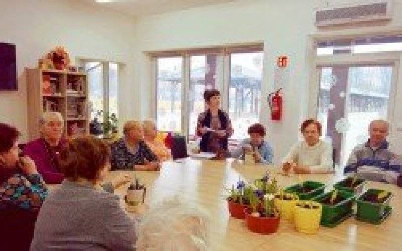 Uśmiechnięty gość w Domu Seniora