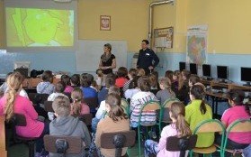 „Zagrożenia w sieci” - policjanci uświadamiają uczniów oraz apelują do rodziców