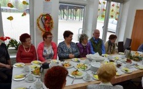 Wielkanocne śniadanie u kęckich seniorów