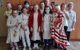 Lekarze i pacjenci na korytarzach ZSG w Nowej Wsi