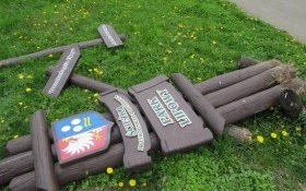 Chuligan, który uszkodził tablice edukacyjne w parku, jest już w rękach policjantów