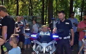 Policjanci promują bezpieczeństwo