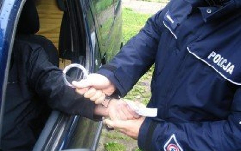 Nietrzeźwy kierowca z cofniętymi uprawnieniami próbował uniknąć policyjnej kontroli