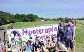 „Koń jaki jest, każdy widzi…” ale zobaczyć a dosiąść to zupełnie inna historia – jeździecka przygoda uczniów kęckiej „Jedynki”