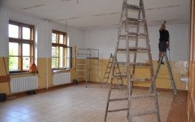 W Witkowicach trwa remont placu zabaw i szkolnych pomieszczeń